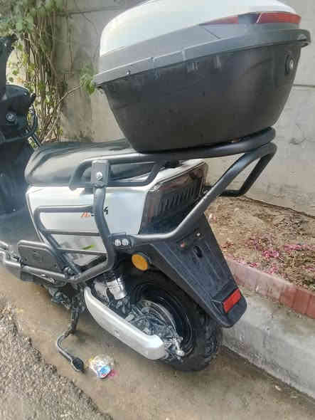 السلام عليكم دراجه شحن سرعه 50 دراجه مرتبه نضيفه بس ضرر بالصندوك موضح بالصوره تاير الخلفي صار سبوع شاده  دراجه خير من الله مكاني البلديات تقاطع المصرف للايتفسار ***********
