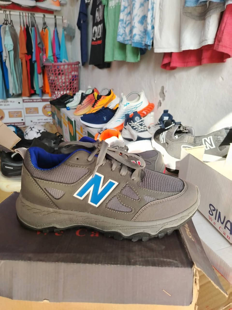 سلام عليكم شباب احذيه  اني بلنص
سعر الواحد  ٧٠٠٠ بس  العنوان حي الكرار مجاور المدرسه الحديد  ***********
