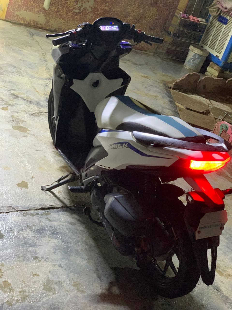 السلام عليكم دراجه بانزين نوع سكنس هونده فوال نضافه موديل 2017 سعر خاص شراء يدك على رقم ***********
