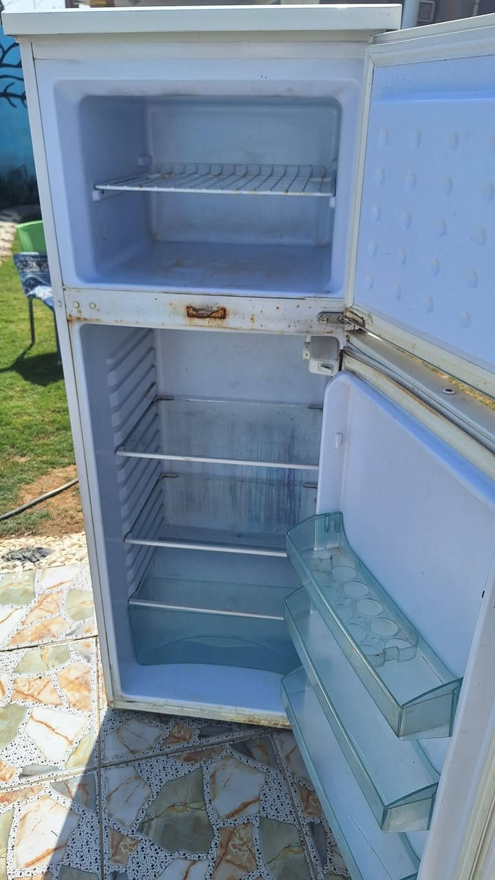 للبيع ثلاجه عاطله ابيع كشر الحجم ما اعرفه بس ارتفاعها ١٤٥ سم السعر ٢٥ الف واتس+ ***********
