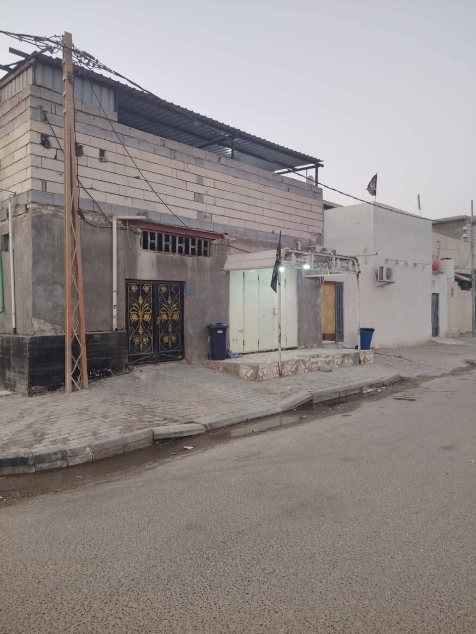 مشتملات ٢ للبيع يباع واحد او ٢ طابو صرف قطعه ركن كل مشتمل بي طابقين المساحه ٢٧٥ مقسوم نصين كل نص بي طبو للستفسار *********** ملاحضه الركن زاد المحل موجرات وباقي النص الثاني الي يحب يستثمر ايجارات
