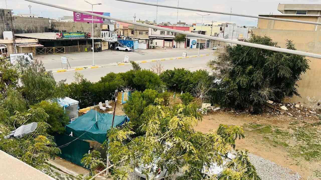 دار للبيع طابقين زراعي طابو بأسم جدي خلف تجاري اول بيت خدمات كامل مساحة واجهة 10 امتار عمق 13 متر يعني 130 متر موقع مثلث خضراء خلف سوق الاسبوعي🏬 طابق الارضي يتكون من( صالة ،مطبخ،غرفة نوم ، هول ،وصحيات) طابق الثاني(2غرفة نوم ، هول،صحيات ، ومخزن)كلشي قريب عليك جامع مدارس ابتدائية ومتوسط و مول وكوسترات واسطي وخضراء من يمك يمر اي استفسار خاص او رقم هاتف *********** ملاحظة🚫 قطعة 200 متر مقابيل بيت اني مسوي حديقة بلدية

