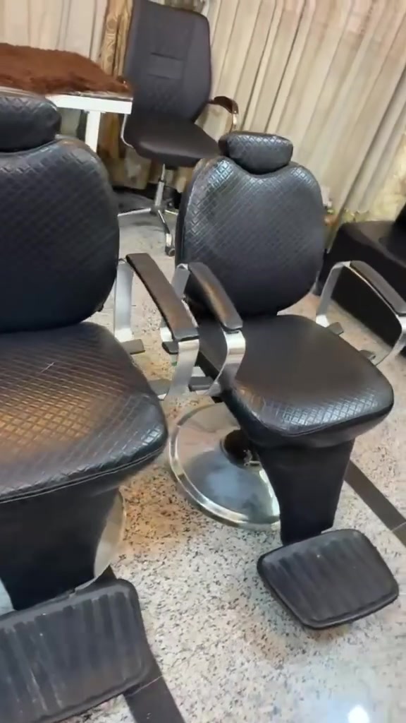 كراسي ثنين وتخم اسود جديد ولوحات و4 لوحات والمرايات وسديه مال  تنظيف بشره  ومغسله مال صالونات للبيع لي يحب يتواصل خاص للبيع كلهم


**إذا كنت صاحب هذا الإعلان وتريد حذفه لأي سبب، رجاءا أرسل رسالة إلى الدعم الفني**