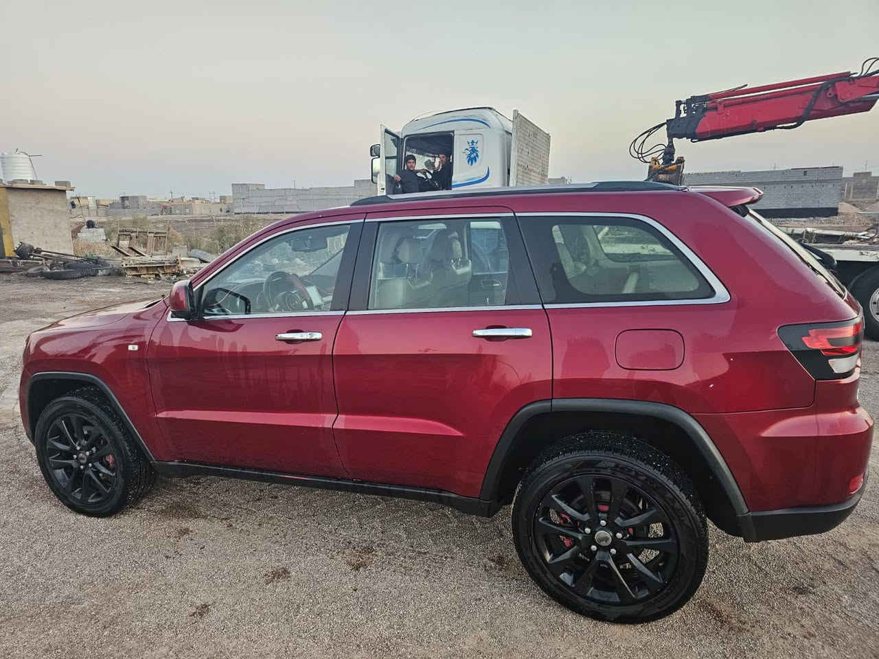 جيب كراند شيروكي خليجي لمتد ٢٠١٣  رقم بغداد مشروع وطني سنوية منتهيه
السيارة كفالة عدا بارد بسيط بالباب صفحة العبري الخلف 
كير محرك كفالة  
مكان السيارة بغداد مجمع بسماية ورا الدوام موجود  
سعر السيارة ١٩٠ بيها مجال***********
