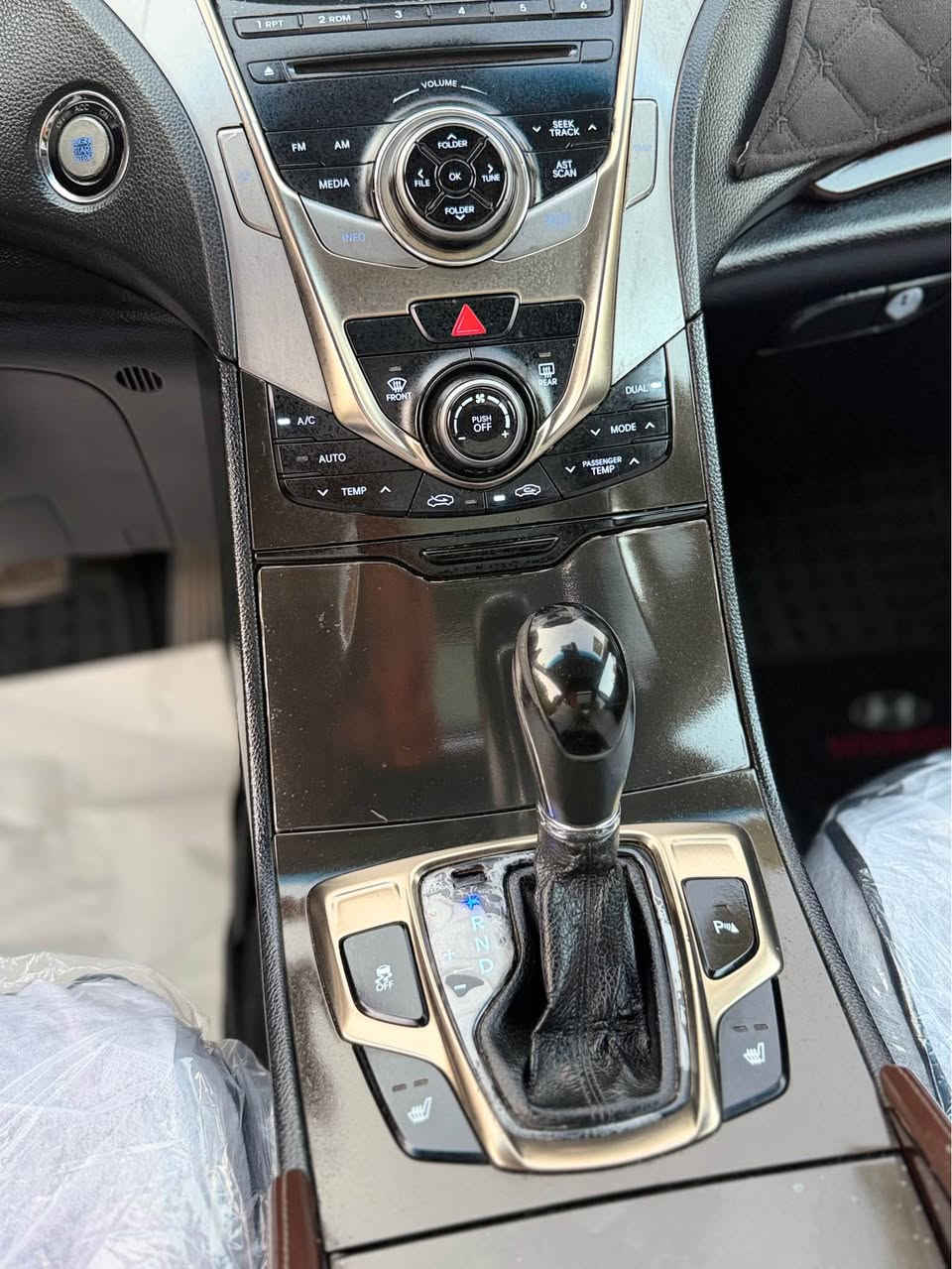 للبيع ازيرا موديل 2014 خليجي 
السعر (112)$
مواصفات vip فول 
مايحتاج اذكر مواصفات معروفه 
بيها بابين تبديل بلادي طرف السائق 
كير ومحرك شرط بدون عيب 
حجم المحرك 4 سلندر 2400 دوش 
رقم اربيل والسنويه والهزه كله جديد 
سونار مرفق مع صور 
مكان السياره كركوك 
*********** كركوك, العراق
