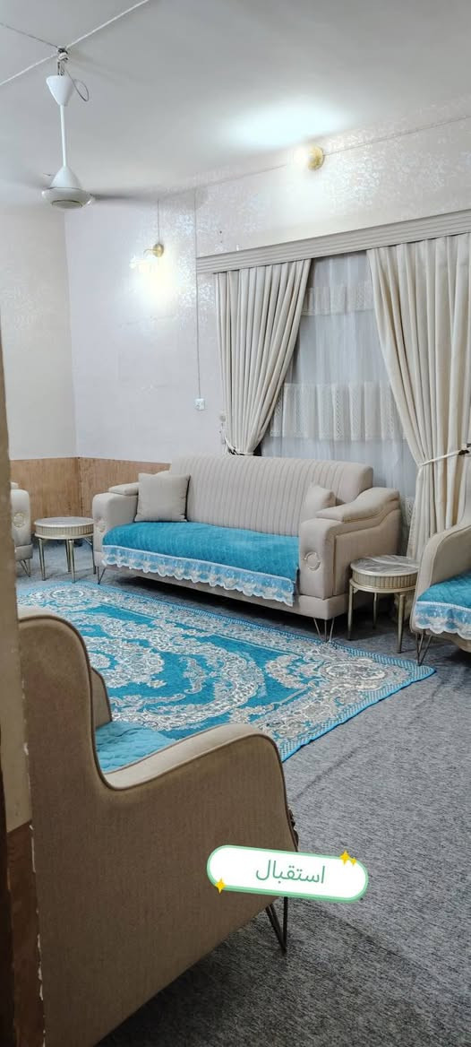 السلام عليكم بيت للبيع   مساحه ٢٠٠ متر واجهه ١٠ ونزال ٢٠ في حي الجمعيه بشارع الوكفه بشارع الصيدليه لمى البديري يم بيت العادلي 3 بيت بصف الركن 

عكاده طابق واحد يحتوي كراج كبير وممرات من الجانبين 

وحديقه صغيره وصحيات خارجيه وداخليه وحمام منفرد مطبخ وغرفتين واستقبال وصاله

صاله طول ٤م و٨٠ سم عرض ٣م و٦٠ سم 

الغرفه الاولى طول ٦ م والعرض ٣ و ٦٠ 

الغرفه الثاني طول ٥م والعرض ٣م و ٦٠ سم 

المطبخ طول ٤ م العرض ٣م و ٤٠ سم 

الاستقبال طول ٦ م عرض ٣م و٦٠ سم 

حمام طول مترين ونص وعرض متر ونص

وبصفه التواليت منفصله غربي وللغساله متر ونص ب متر ونص التواليت الخارجي شرقي متر ونص ب متر ونص ومخزن وممرات ع الجانبين  ع طول البيت 

بناء قديم حاسبه عرصه صالح للسكن    للاستفسار عن السعر  وباقي التفاصيل ع الخاص او على  الواتس اب ***********
