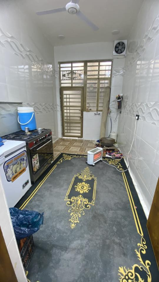 بيت للبيع في الحقل ثاني مساحه ١٢٥متر بناء حديث وقريب ع شارع وجه البيت ع شمس الي مو شراي رجأن لا يخابر ولا يتصل  السعر ١٠٠وبيه مجال حك جيه الشراي مبايل وتساب ***********
