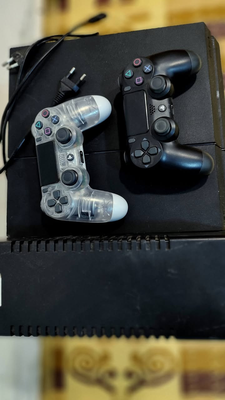 بلي 4 فات مهكر + يدات 2 اصليات + يو بي اس وكيبل HD اصلي وملحقاته .  بي فيفا 21 و26 السعر 290 وبي مجال قليل المكان نجف حي ميسان ***********
