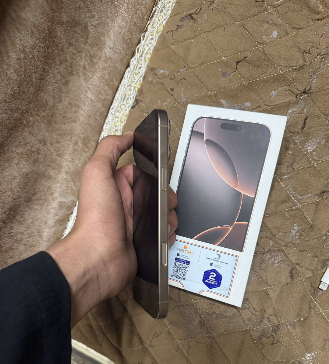 السلام عليكم للبيع ايفون 16 pro max  مبدل ضهر الجهاز نضافة 100% مشحون 77 مره السعر 1300 واتساب ***********
