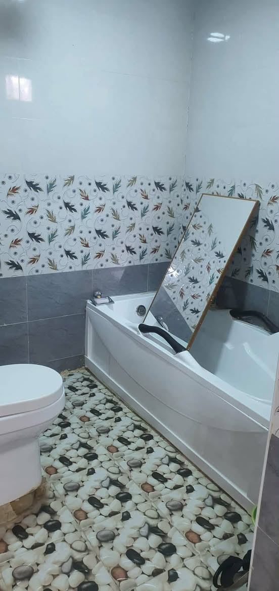 بيت جديد للبيع على طريق السنية مساحته 250م بناء 2غرف وصاله ومطبخ واستقبال حمام طارمه حلوه 
تفاصيل اكثر على الرقم ***********
