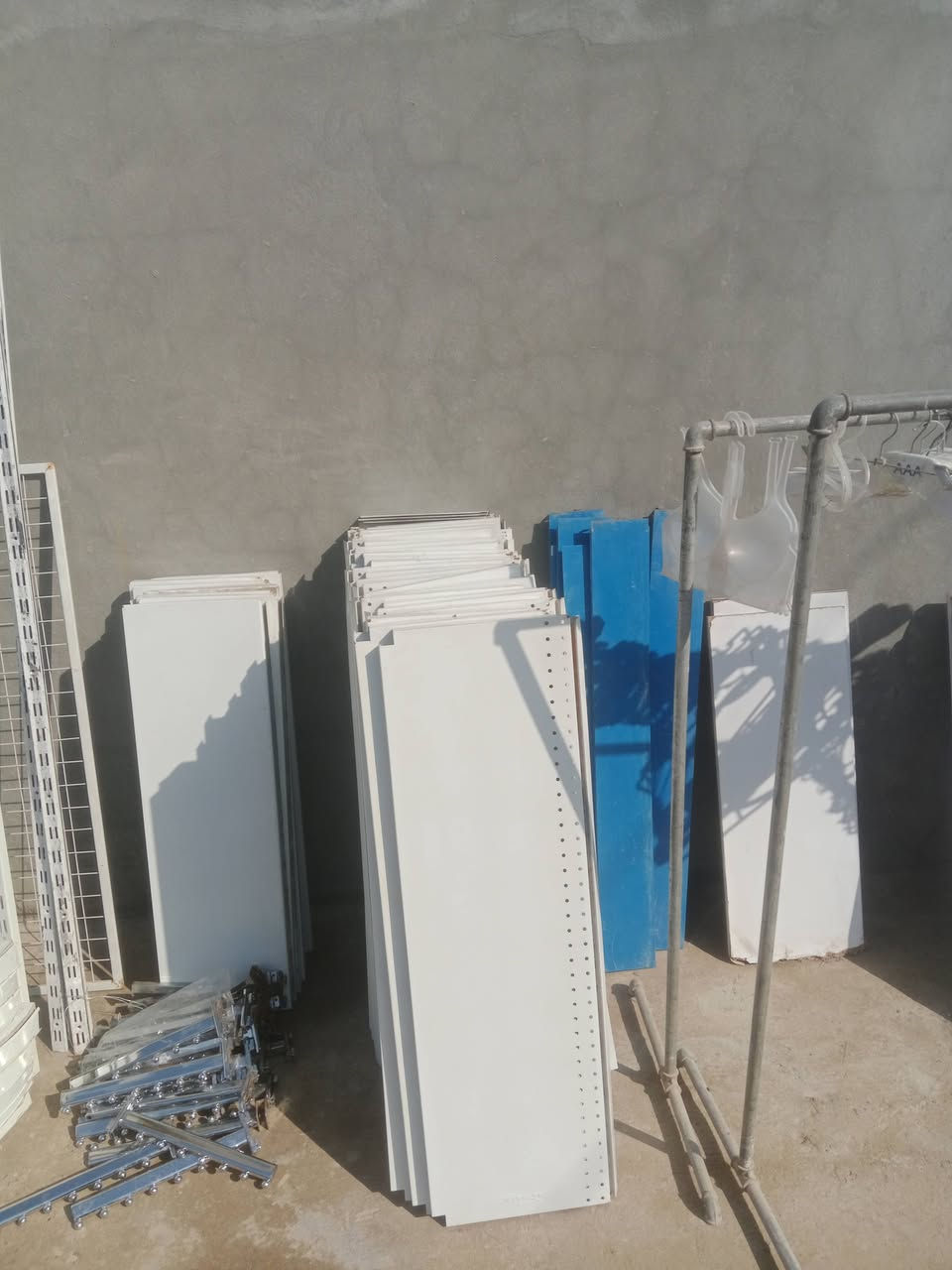 السلام عليكم رفوف حديد مع ملحقات كوزمتك تعاليك لبيع العنوان بابل العدد تقريبا 37 متر ***********
