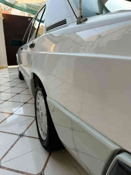 السلام عليكم 
للبيع مرسيدس طيارين 190E موديل 1991 وارد يابان لون ابيض فول مواصفات جام كهرباء ايرباك ستيرن دوسات نيكل غرفه السياره جدا نضيفه وبلاديه محرك وكير ونجي تحوير مضبوط تبريد ثلج سبير شركه عده اسعافات رقم اربيل 
السياره سيرفس كامل وكلشي بيها شغال وجديد 
مكان السياره بغداد ... زيونه
السعر 63  $
للاستفسار ***********
