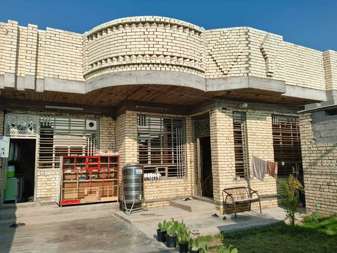 السلام عليكم بيت لبيع في حي دجلة مقابل حي النصر شارع معارض الحره  مساحه البيت 400متر وجه 13ونزال 30 خدامات كامله ماء كهربائيّ مجاري شارع 13متر بيت ركن يتكون من 3غرف نوم  وصاله 9امتار  استقبال 9ف4امتار  مطبخ 5في 4هول 5في 4كراج 10امتار مع حديقة 6في 4 السعر اتصل على الرقم *********** كافه الخدمات
