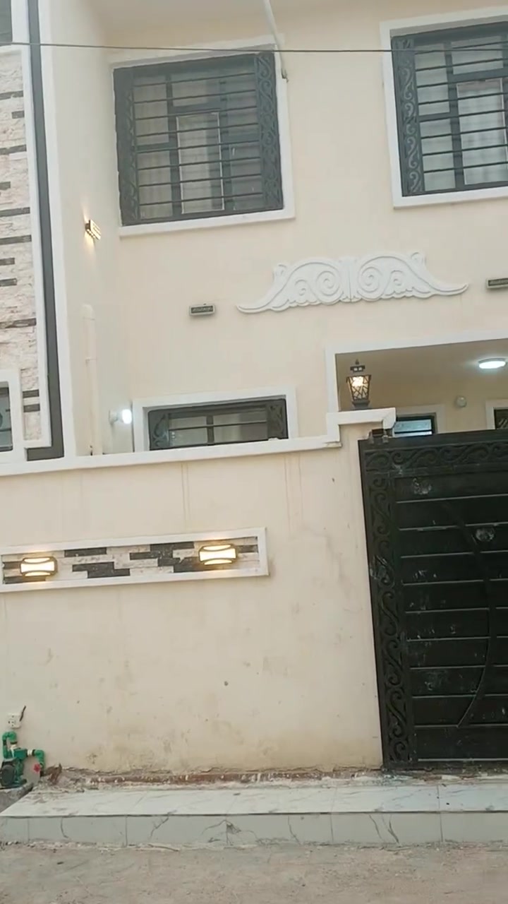 السلام عليكم بيت للبيع مناسب جدا هو واثاثه درجه اولى المساحه 100 متر في حي العباس علحولي قرب حي الزهراء تدخله من عمود 25 بطريق بغداد وتنزله مسافه 400 متر طابو زراعي سند 25 اقرار محكمه من صاحب الارض بأسمك يتحول مباشر يبعد كيلوين وشويه عن الامام متوفر كافة الخدمات السعر 135 وبي مجال وباقي التفاصيل بالفديو ***********

