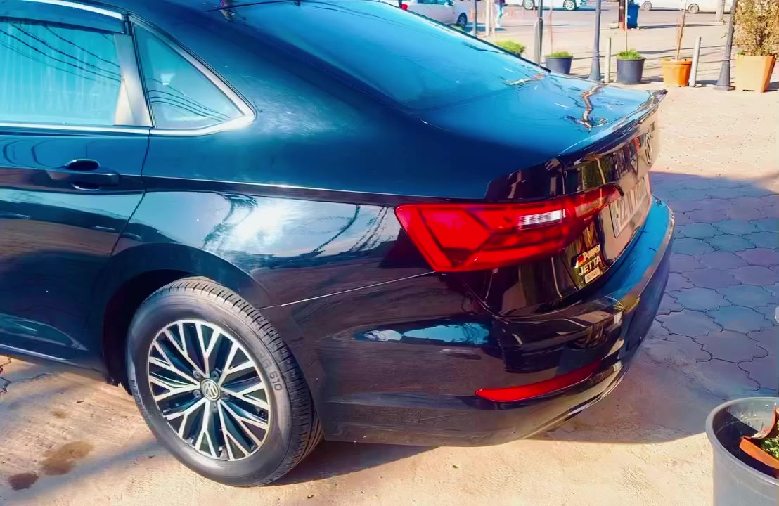 للبيع  
Jetta S/Se/R-Line 2020

‏‎فول مواصفات 

‏‎بجم خلف  كبس بشرط
                                                                     ماشيه78km  وقابل للزيادة

‏‎محرك14 توربو 

‏‎بانوراما - رادار أمامي خلفي مراية - بصمة  

‏‎كشن جلد - تدفئة -- كاميرا 

‏‎شاشة CarPlay - لايت و بكلايت كل بيلادي 

‏‎لايت اوتو - اوتو ستارت ستوب - اوتوبريك 

‏‎نيظام اقتصادي و كومفورت و سبورت 

ويل كب بلادي شركه — تخم تاير جديد 

بانزين ما اديرلها بس سوبر - دهن الرفينول الالماني فقط 

‏‎كير محرك و كهربائية بشرط -

حادث فقط شبر من جاملغ + طخه بالتكمه شبر ونص باب سايق بدون دواخل بدون ايرباك فقط برده وبيها مكانين بارد 
سونار رقم شاصي مرفق بالمنشور
‏‎شاصي و دواخل. بجم كبس شرط

‏‎ رقم  سنويه هزه كله جديد
السعر :145 وبي مجال 
مكان السياره اربيل
للتواصل *********** واتس اب فقط
