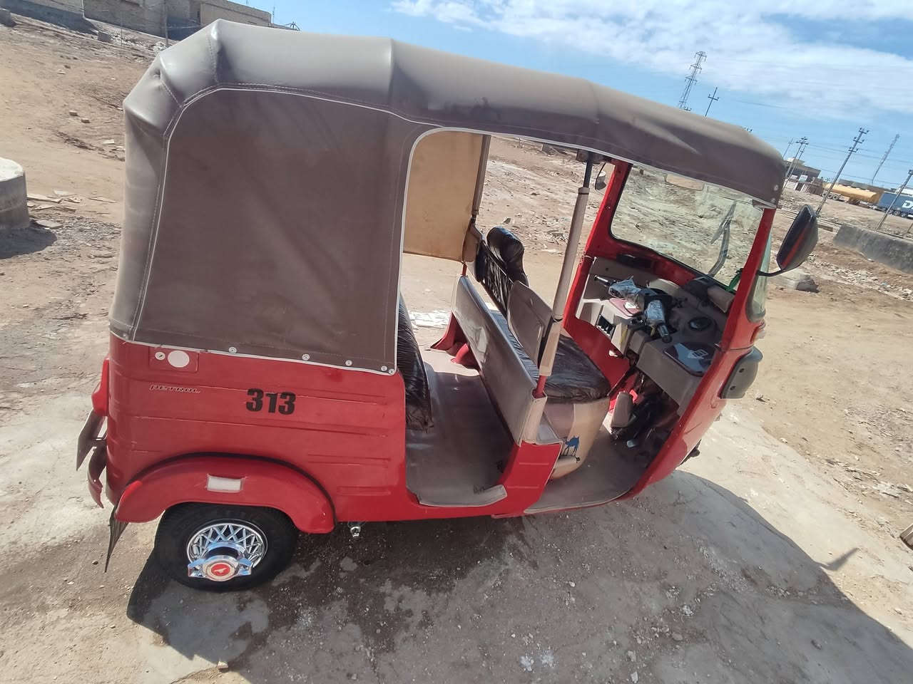 مديل 18للبيع نضيفه وحلوه كل شي ماتصرف عليها جاهزه سعرها 6مليون المو شراي لا يكسر  بحلال العالم معمره دوس وبيها رشات صبغ كشره كلش حلوه ***********
