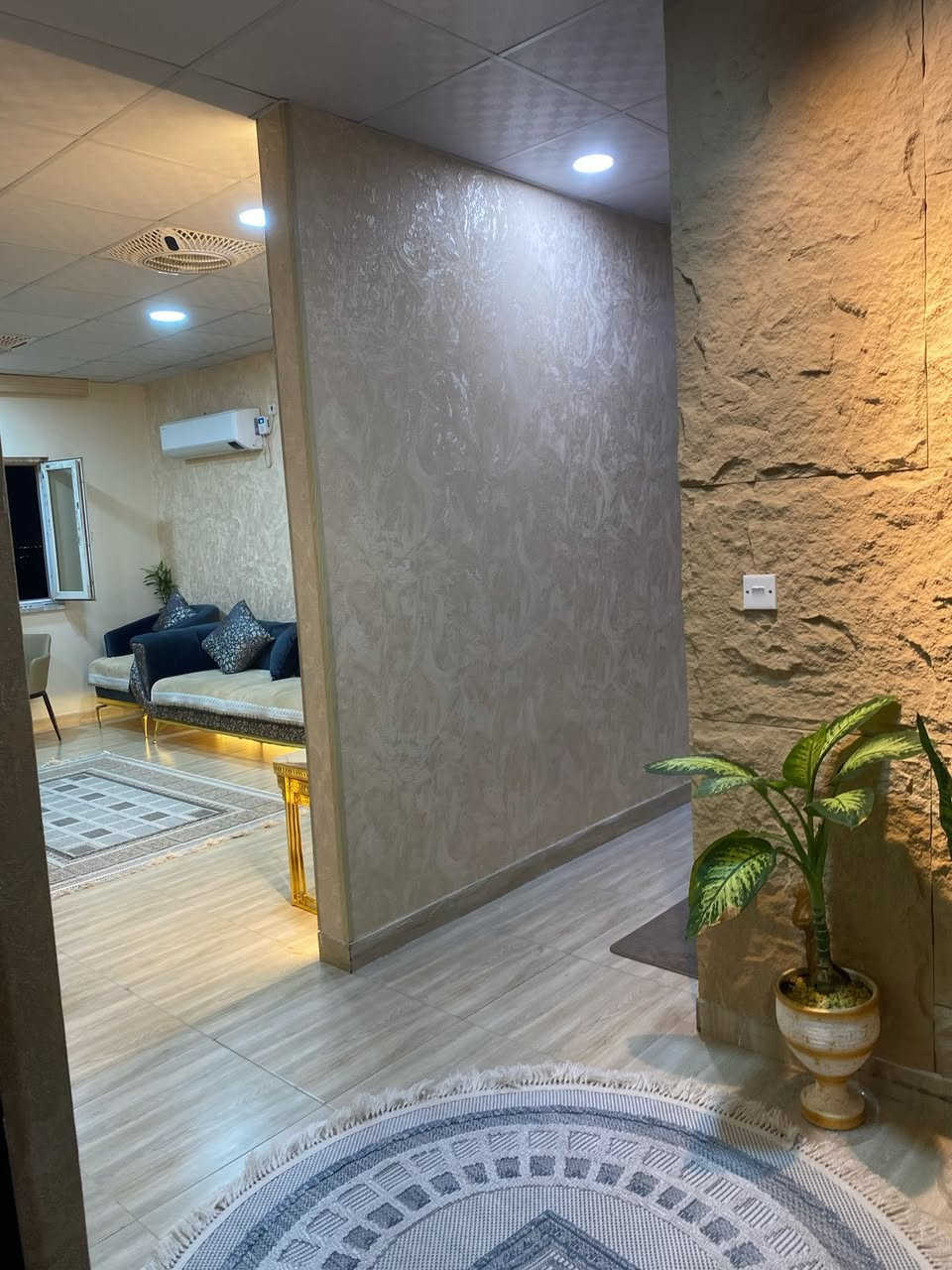 السلام عليكم شقه للبيع في مجمع زهور بغداد المساحه 100 متر الطابق ال7  زيرو العماره c29 مميزه للاستفسار ***********
