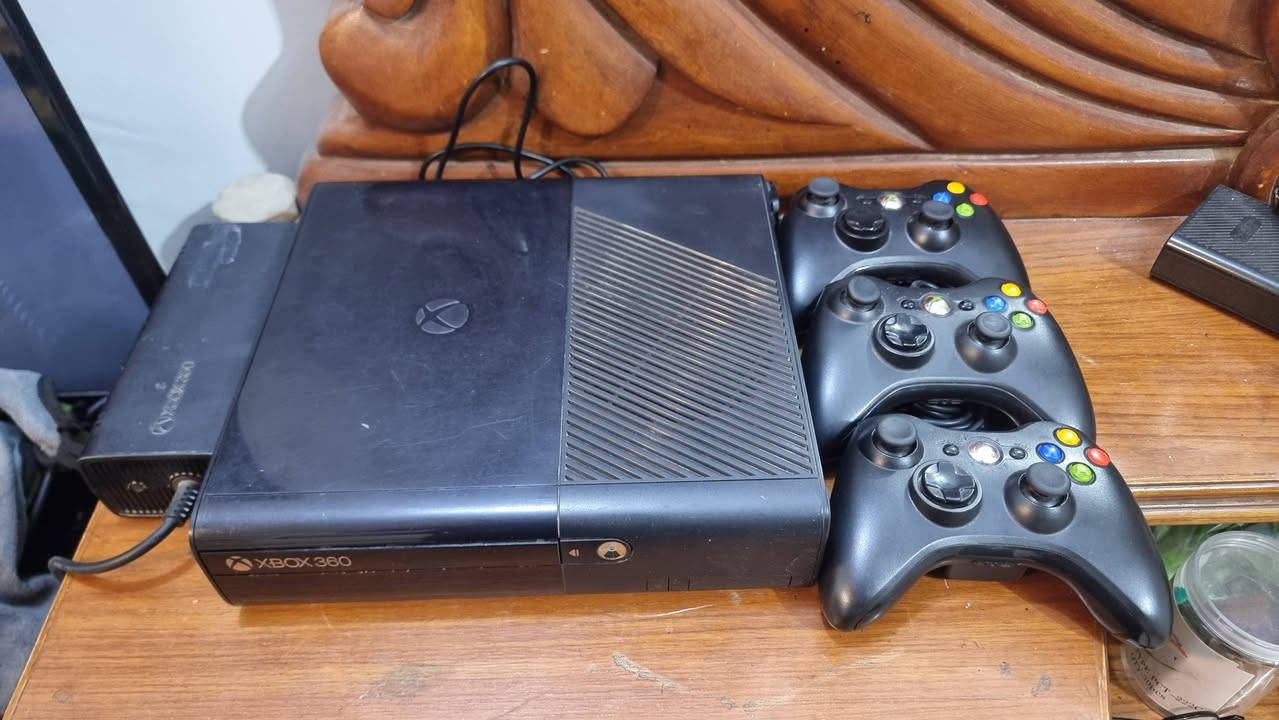 اكس بوكس 360 سلم نضيف جدا 
يحتوي على 240 لعبه وثلاث جويستكات اصليه
واحده شحن وثنين واير كامل بدون نقص 
السعر 125 عنوان بغداد الشعب للاتصال او واتساب *********** يوجد توصيل لكل محافظات
