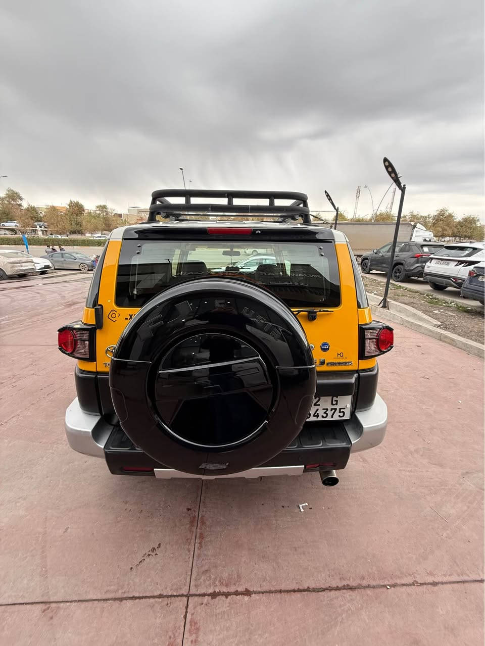 تويوتا كروزر(FJ) موديل ٢٠١٩ ره نگى زه رد مواصفات دبل تانكى و سپير له پشتى و ئيمپى فاير سه ياره كه ده عامى لؤ   ده عامى صبوغى نيه ٣ جئى بچووك تعديلى هه يه بئ ارباگ بئ ژوورئ ٤ تايه ى نويي له سه ره بئ ته قه و ره قه يه 
ره قه م و سه نه وى و فحص و هه ززه ى هه موو تازه نوئ كرايته وه گير و مكينه و كاره باييات هه موو به شه رته
٩٠٠٠٠ كم رؤيشتييه
نرخ/ ٢٨٥ وه ره قه و مجال
ناونيشان/ هه ولير
ژ.م/ *********** أربيل, العراق
