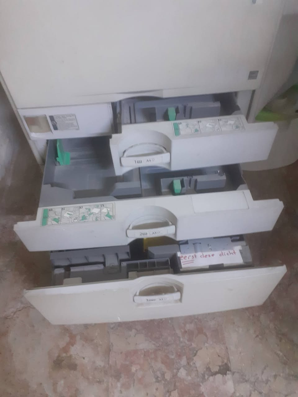 طابعة Ricoh Aficio MP C4500 ملون
بيها عطل حسب الكود الموجود بالصورة 
السعر 300000  
للاستفسار ***********
