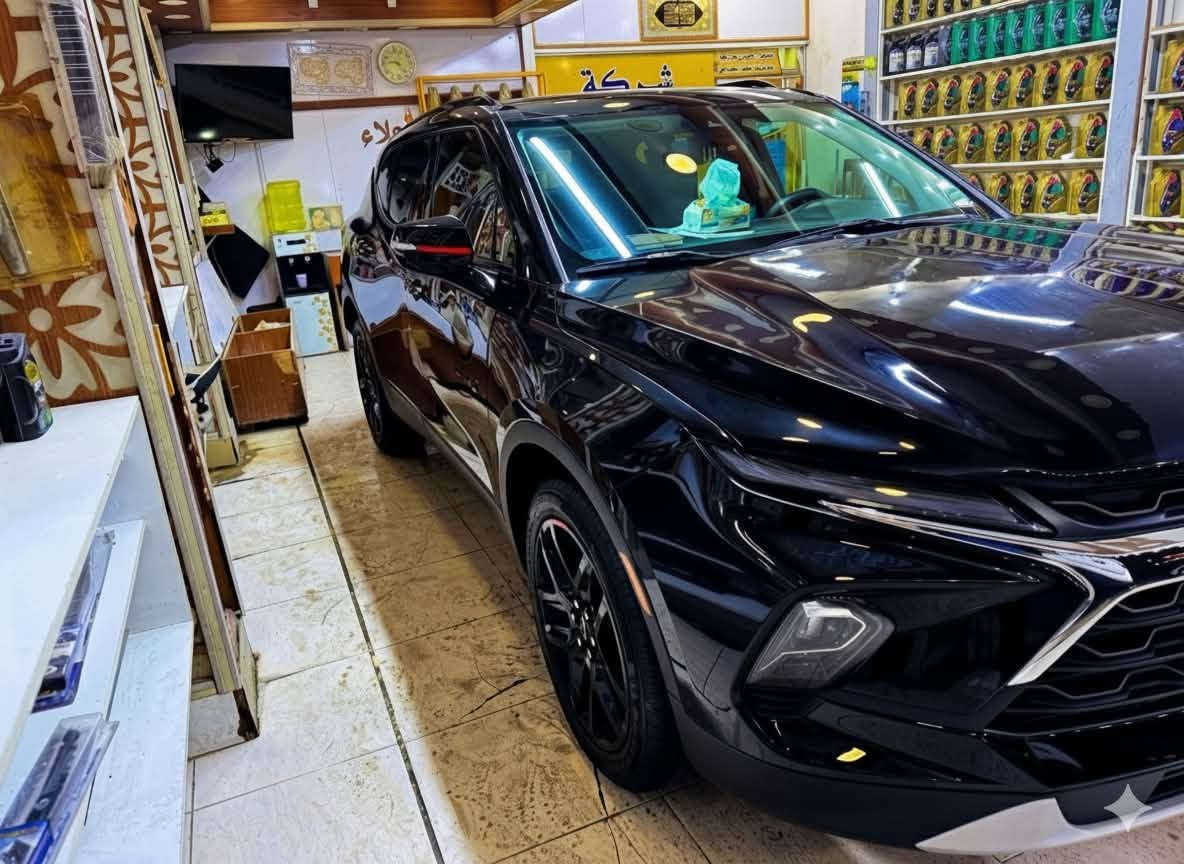 السلام عليكم
للبيع سيارة شيفروليه بلايزر (Blazer) موديل 2024، 
مواصفات 3LT، 
السيارة مميزة جداً وجاهزة من كل النواحي.
🔹 المواصفات الأساسية:
 الموديل: 2024
 اللون: أسود ملكي (Black) ميتاليك.
 الرقم: بغداد رقم دولي الجديد
 المحرك: 6 سلندر V6 بسعة 3.6 لتر (3600cc) – يولد 308 حصان، عزم قوي جداً وتسارع ممتاز، ونظام اقتصادي بصرف الوقود مع ناقل حركة أوتوماتيك من 9 سرعات.
🔹 مواصفات الـ 3LT:
 داخلية جلد شذر (اللون الأسود).
 كراسي تحكم كهربائيه السائق والراكب.
 تدفئة في المقاعد الأمامية.
 شاشة وسطية كبيرة مقاس 10.1 بوصة تدعم Apple CarPlay و Android Auto (وايرليس بدون واير).
 نظام تشغيل عن بعد 
بصمة تشغيل وبصمة أبواب.
 كاميرا خلفية عالية الدقة HD دواره
حساسات خلفية.
 باب الصندوق الخلفي يفتح ويغلق كهربائياً.
 رادارات وأنظمة أمان.
تنبيه الخروج عن المسار.
رادار منع التصادم الأمامي.
 ويل عالي مقاس 20 إنج بلادي.
 إضاءة LED أمامية وخلفية مع لد نهاري.
🔹 حالة السيارة:
حادث فقط بنيد مصبوغ ما مبدل
وجاملغ امامي ايسر جهةٍ السائق بارد فقط
ايرباك ستيرين وبردة طاك
والباقي كله سليم 
السيارة جديدة جداً، تبريد ثلج، صدر وكير ومحرك بشرط الفحص، وجاهزة للاستخدام فوراً بدون أي مصاريف.
ماشية: 58 الف مايل
💵 السعر: (210$ لان مستعجل على البيع وسعره اكثر من هذا وسوكه معروف)
📍 المكان: بغداد
📞 للتواصل والاستفسار: 
***********
