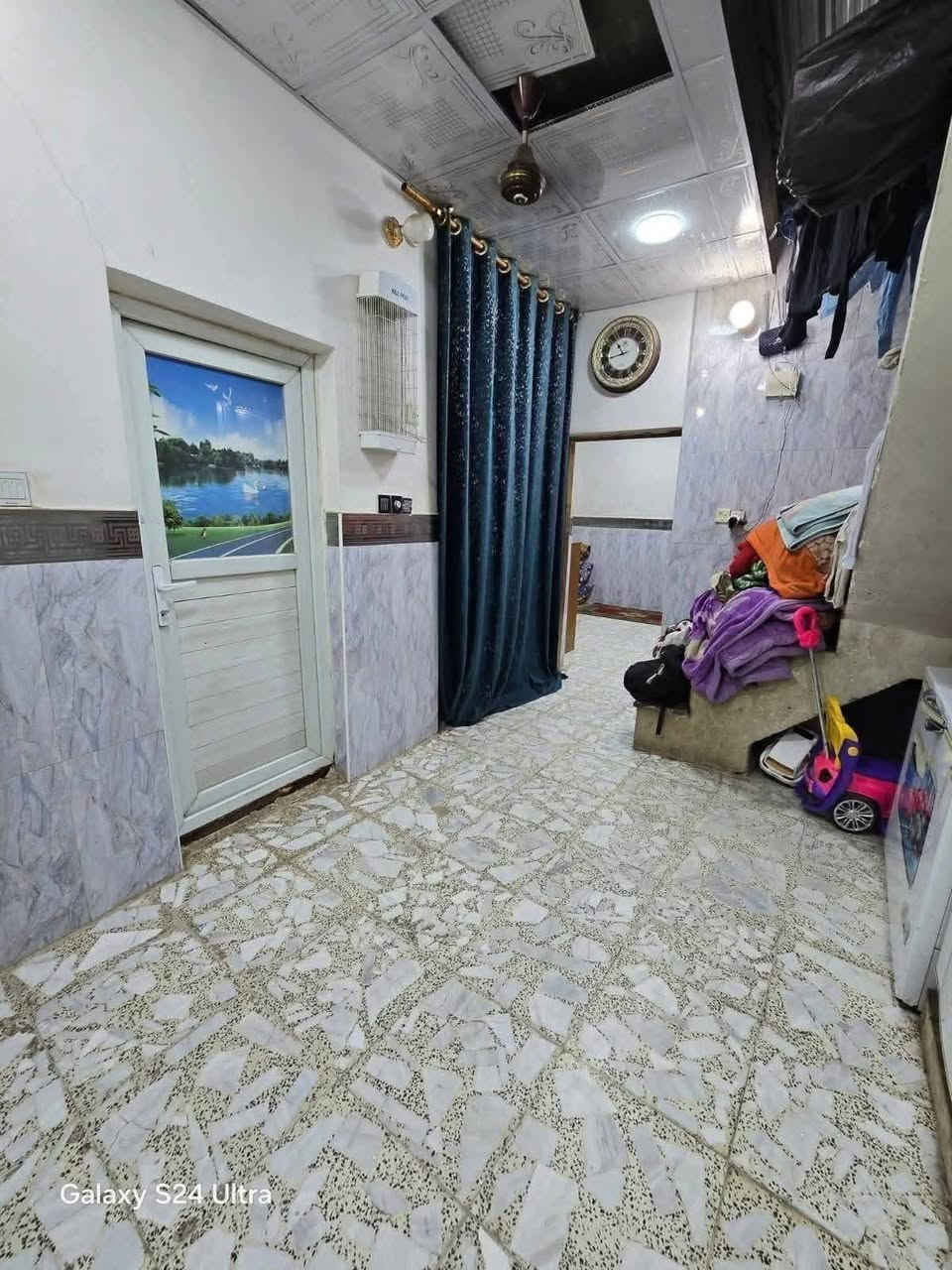 بيت لبيع بشارع المطار الجديد المساحه ٥٠متر شغل درجه اولى يحتوي على غرفه وصاله ومطبخ وصحيات ومكشوفه البناء طابوك السكف كونكريت الساس تجعيب كهرباء بوري البيت مال جناي السعر ٢٣ وبي مجال للستفسار *********** مكتب بركات ام البنين قرب مثلجات سنبله
