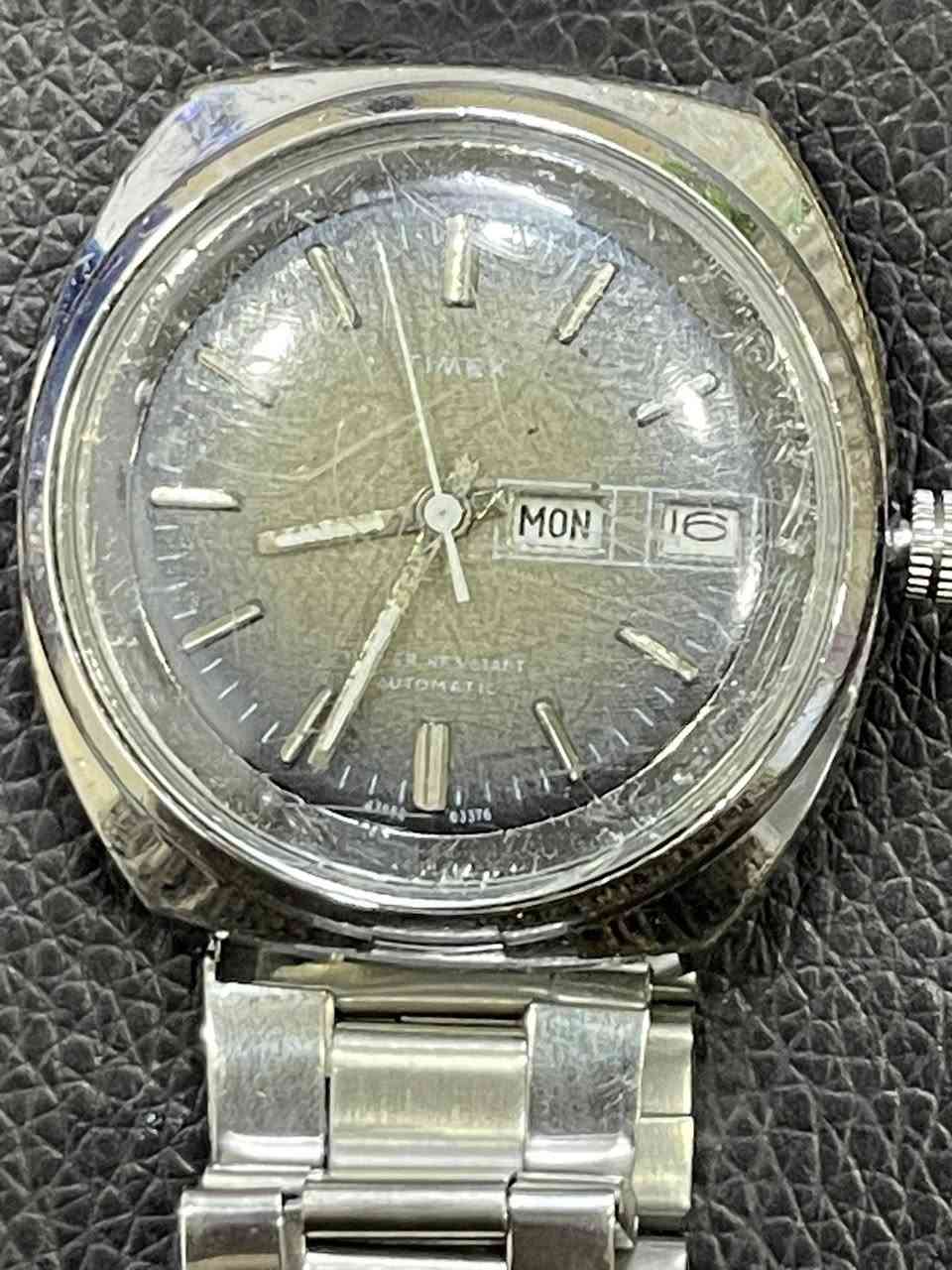 السلام عليكم الساعة هي ساعة تايمكس فيسكونت أوتوماتيك (Timex Viscount Automatic) كلاسيكية. تم تصنيع هذا الطراز تحديداً، والذي يحمل الرقم التسلسلي 03376، في عام 1976. ميكانيكية أوتوماتيكية (ذاتية اللف)، وتستخدم غالباً حركة Timex M33. تعرض اليوم والتاريخ (Day/Date) عند موضع الساعة الثالثة. تتميز بهيكل معدني (ستانلس ستيل عادةً) بشكل دائري ومقاومة للماء.
المينا: يظهر في الصور طرازات بمينا أزرق أو رمادي متدرج، مع علامات ساعات سويسرا بارزة. لأصليه مختومه السعر ب60


**إذا كنت صاحب هذا الإعلان وتريد حذفه لأي سبب، رجاءا أرسل رسالة إلى الدعم الفني**