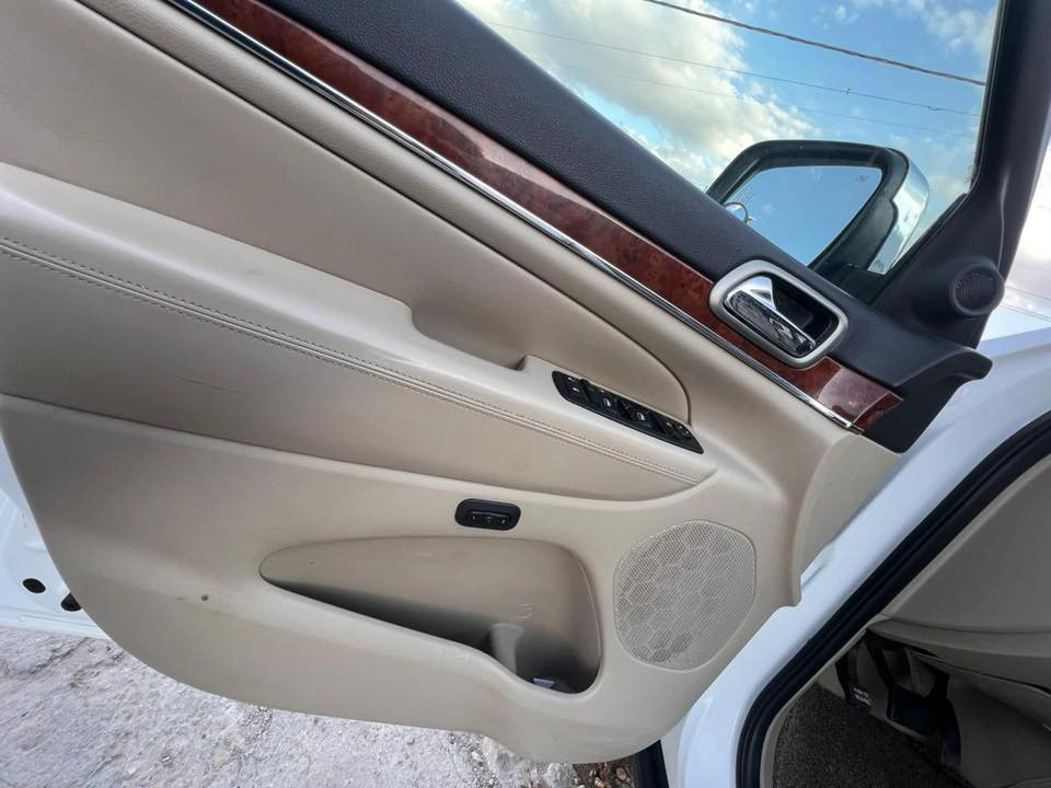 جيب كراند شيروكي
موديل 2013 خليجي مكفولة فول الفول مواصفات
محرك 3600 
جكات تصعد وتنزل
بنوراما
بصمة تشغيل وابواب وصندوق
تشغيل عن بعد
خزن كشنات
مري شفط
فور ويل
شاشة تدعم كار بلي
تدفئة كشنات امامي وخلفي
كشنات كهرباء
رادار 
حساسات
لايتات زنون اصلي
تخم تاير
صدر جديد 
رقم دولي
السعر 195
مكان السيارة بغداد
***********
للاتصال واتس اب اثناء الدوام الرسمي
