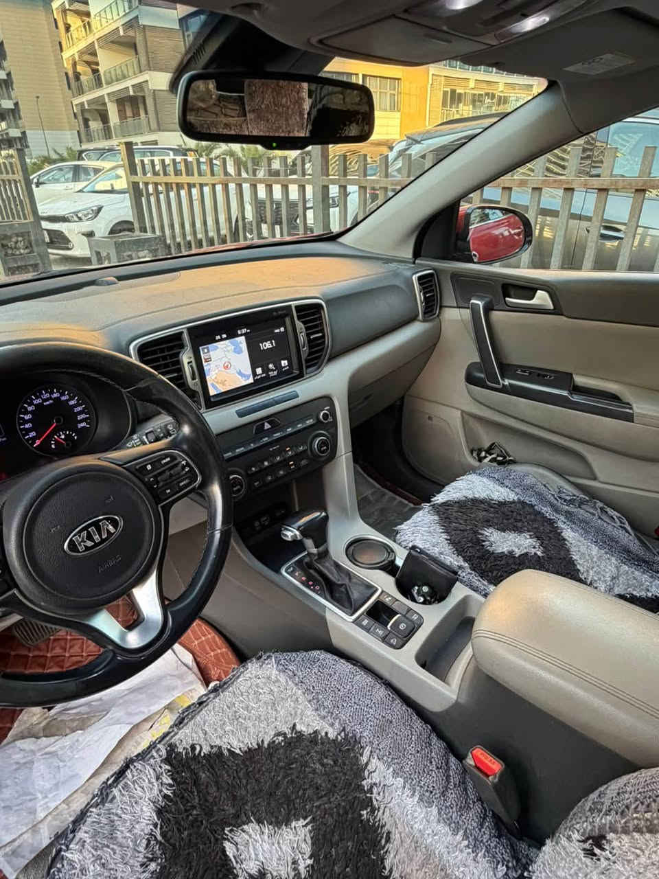 كيا سبورتج 2019 خليجيه 
فوووول مواصفات بانوراما بصمه كراسي جلد 2 كرسي كهرباء 
جداً جديده بعدها بجيس الشركه 
مكفوله من صبغ او بارد او تبديل 
ماشيه 113 الف كيلو بس كلش نظيفه 
مكاني المنصور البوابه باسمي رقم بغداد 
سعر 172 ورقه 
***********
