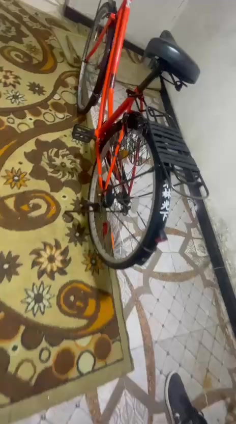 سلام عليكم بيسكل موديل 22اصل حلو مرتب جسده نضافه مالته90 بل 100 كلشي مانقصه بيسكل حاويه ماخذينه قبل 3اشهر كامل مكمل سعره 130وبي مجال حك عنواني بصره جمهوريه رقمي رسلني عليه ***********
