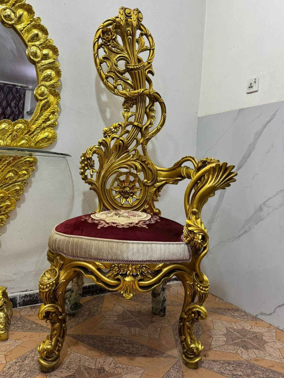 زوج كراسي ملكي خشب زان مصري جديد غير مستخدم طلاء ورق ذهب فخمات ا،تفاع الكرسي متر و٦٠سم اتصل ***********
