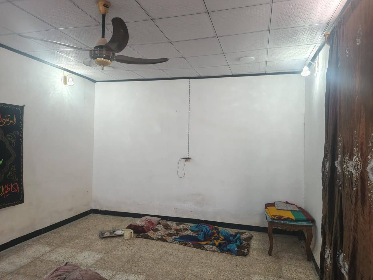 بيت للبيع مساحته ٢٣٠ متر  يحتوي على غرفتين ٥×٤ وصاله ٦×٨ تقريب او اكبر واستقبال ٥ونص × ٤ طارمه جبيره صحيات داخل وخارج عنوانه سايدين ١٧ تموز عمود ٥ قرب بانزين خانه ريبال قريب على شارع تقريب ٥ بيت سعره ٥٥ وبيه مجال منطقه كلش حلوه *********** رقم ابو البيت
