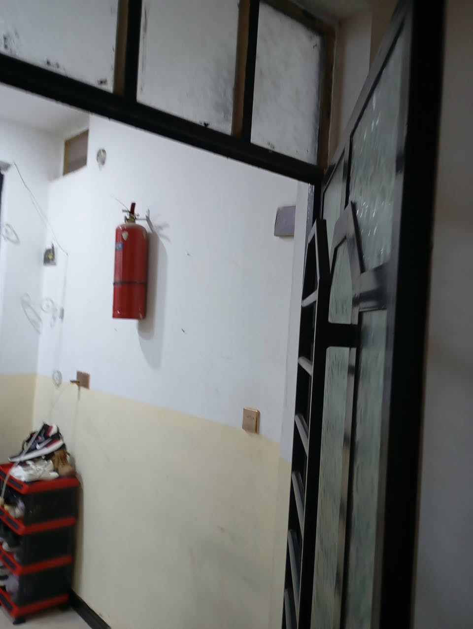 شقة ٩٢متر غرفتين وصالة ومطبخ مفتوح عل هول  وبالكون وخدمات طابق اول ..كهرباء مستقلة ماء ثلاث خطوط مستقل مأطور منصوب مستقل سخان منصوب مستقل مأطور منصوب مستقل الصليخ فرع مول المتسوق قرب جامع الحميد المجيد ..الايجار ٥٥٠الف الاتصال ***********ابو خطاب
