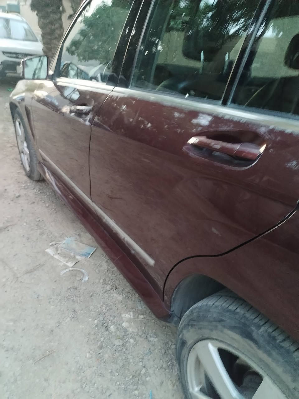 تم تنزيل السعر لان مستعجل ع البيع وسعرها جدا مناسب مرسيدس بنز350 GLK فورمتك موديل 2010 رقم بغداد سنويتها صاقطه  وارد امريكي لون ماروني 5 راكب الداخل اسود المقاعد الاماميه كهرباء  بانوراما فتحتين تبريدها ثلج بيها ضرر بسيط  اثر حادث بسيط جدا بالابواب اليمين والجاملخ الخلفي فقط مصبوغه   درجه اولى حالة الصدر الامامي وسط  محركها العادي المرغوب حجم 3500 بحالة جيدة جدا كلشي شغال بيها  واي نواقص  ينزل من سعرها السعر $138 ورقة وبيها مجال بسيط  واني بالخدمه للاتصال ع الرقم ***********  اخوان مستعجل ع البيع واعتذر عن المراوس  والشراي يتصل وعلى الواتساب ارسل كافة التفاصيل  وصور الحادث ومابيها اي ضربه لا من الامام  ولا من الخلف مكان السياره بغداد الغزاليه
