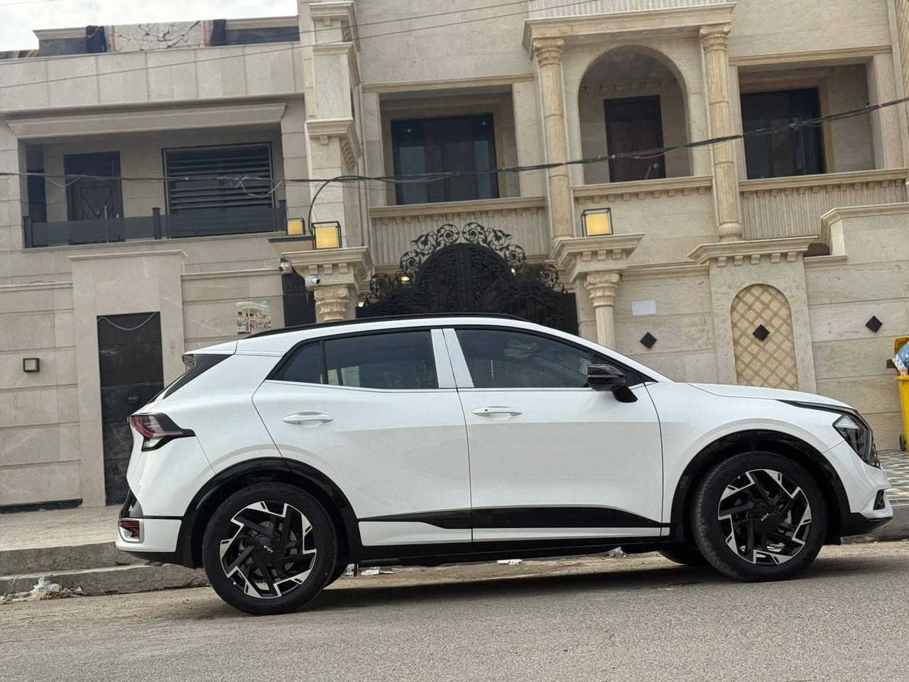 سلام عليكم كيه سبورتج خليجيه شركه العامة فول مواصفات جيتي الاين مكفوله من الصبغ وضربه وشخط سياره ع يده من شركه العامة ماشيه 19الف بحالة زيرو رقم بغداد دولي جديد هزه جديد شرط تحويل مكانها بغداد شعب 600وين ماايعجبك وديه اي سونار سعرها247وبيها مجال //رقم الهاتف ***********//////موديل 24
