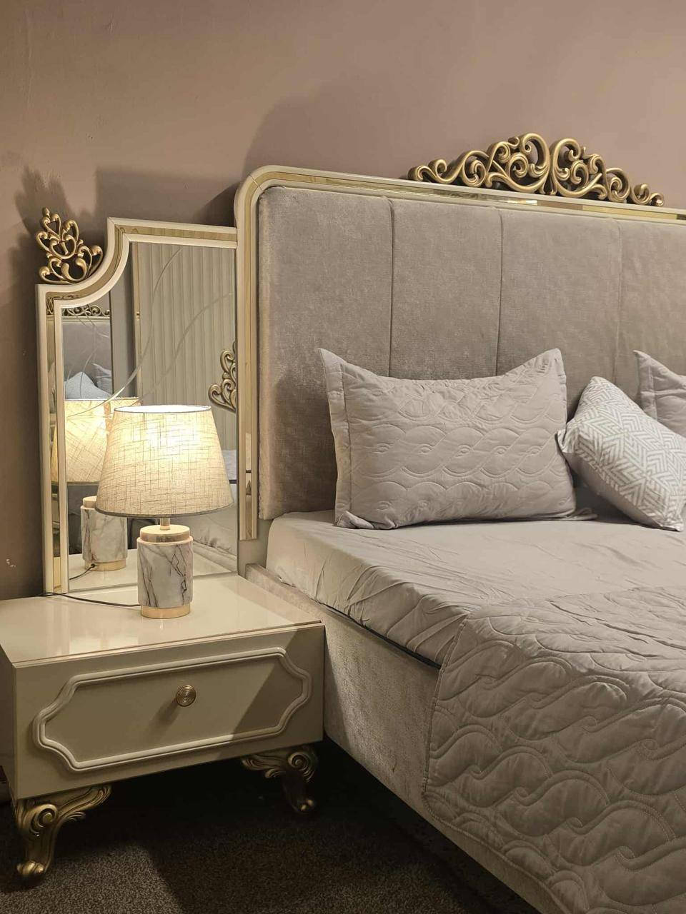 غرفة نوم تركية مستعملة (ملكية)
9 قطع وثقيلة 
استيراد شركة مزاج سنتر 
سعر الشراء من الشركة 24 ورقة 
اريدها بـ مليون و400
عنواني بغداد
 التواصل فقط على الرقم الخاص مغلق                                    ***********
