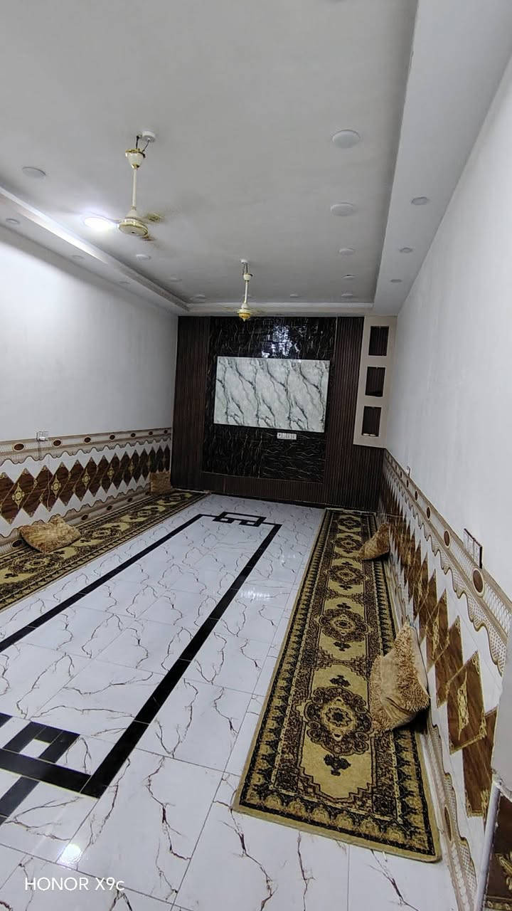 سلام عليكم ورحمة الله وبركاته منزل البيع موقع حي فرات طريق سنيه سياحي قرب سكه قطار لاستفسار *********** سند ٢٥ مساحه ٣٤٠ وحديقه ١٠٠  بنيان حديث مسلح كونكريت البيت جاهز يبعد عن شارع العام ٨٠ متر اربع غرف /وصاله/واستقبال/مطبخ حار وبارد/صحيات جوه وبره/مناور خارج البيت وداخل بيت /البيت بعده جديد
