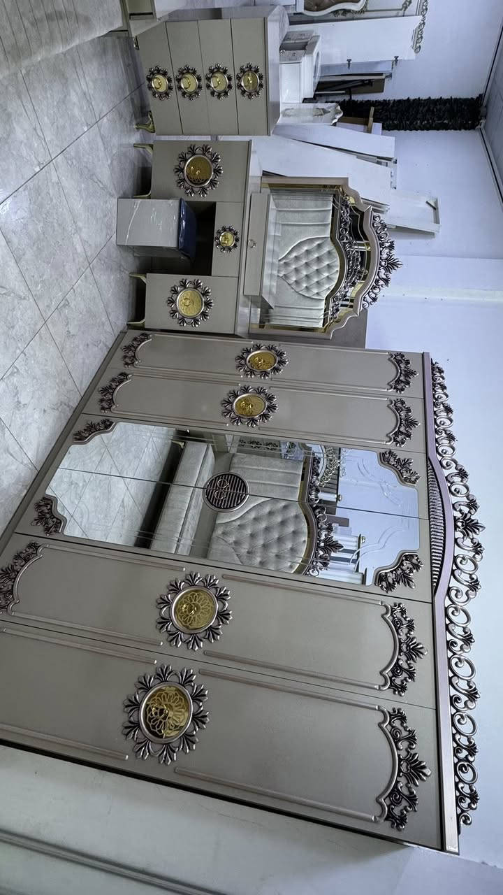 غرفه نوم GOLD ملكي لون ذهبي ماركه 8قطع  السعر مليون 100 الف مع شد والنقل ***********.  *********** #
