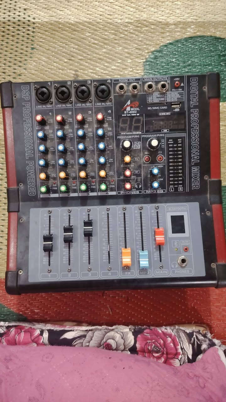 جهاز للبيع
وسماعات و سوفتات وستاندات
***********
