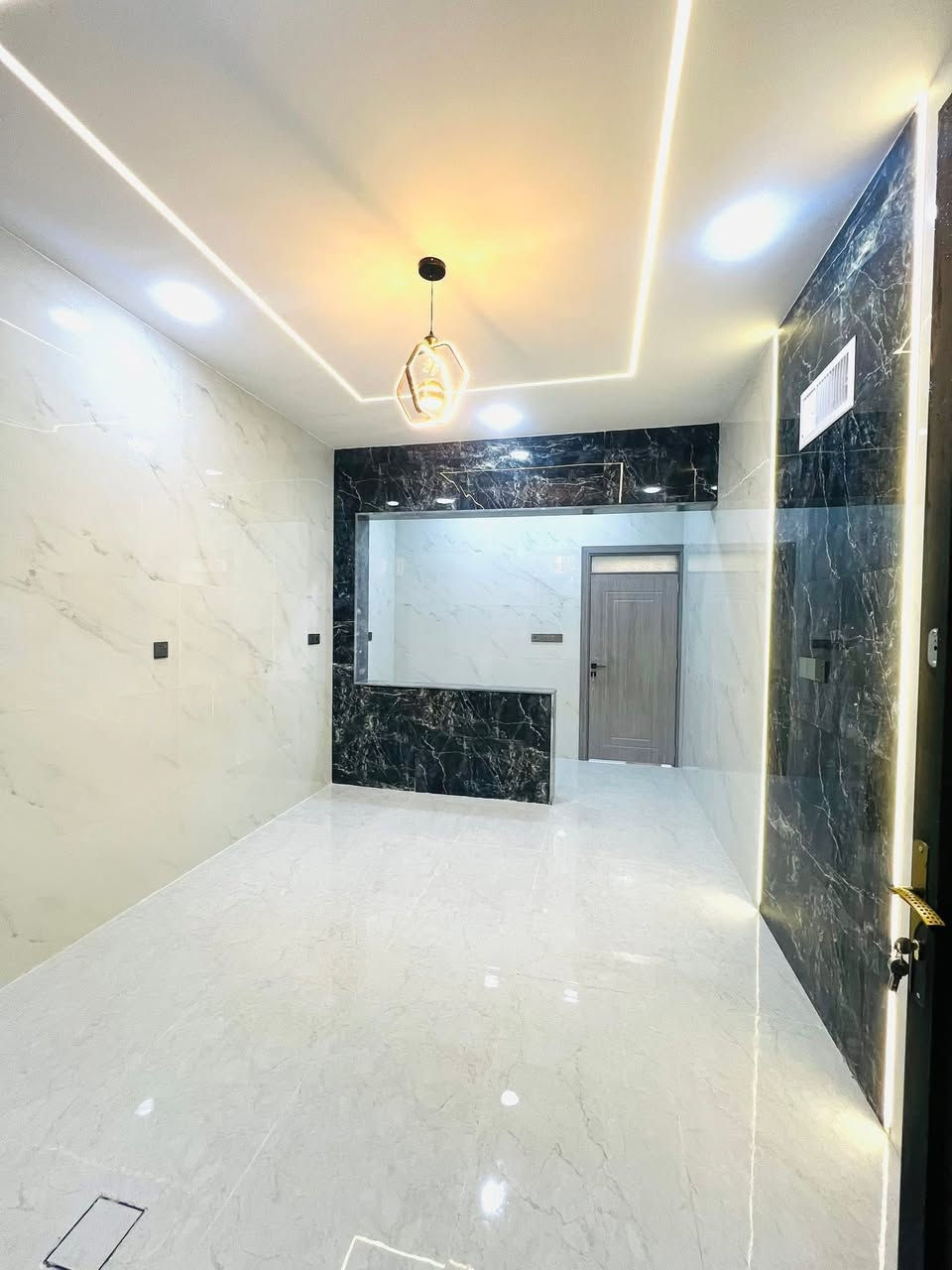 داران للبيع في حي الملايين الاولى قرب جامع الصواف مساحة البيت الواحد 150 م واجهة 7.50
‏‎🔹 الطابق الأول: استقبال + هول + مطبخ + غرفتين نوم / صحيات داخليه وخارجيه 

‏‎🔹 الطابق الثاني: 3 غرف نوم   +  بل إضافه احد غرف سويت هول + صحيات 

‏‎🔸نظام البيت سبالت +دكتات +كاميرات

‏‎🔸صنف الارض / زراعي بستان ملك صرف 

‏‎للاستفسار / ***********
