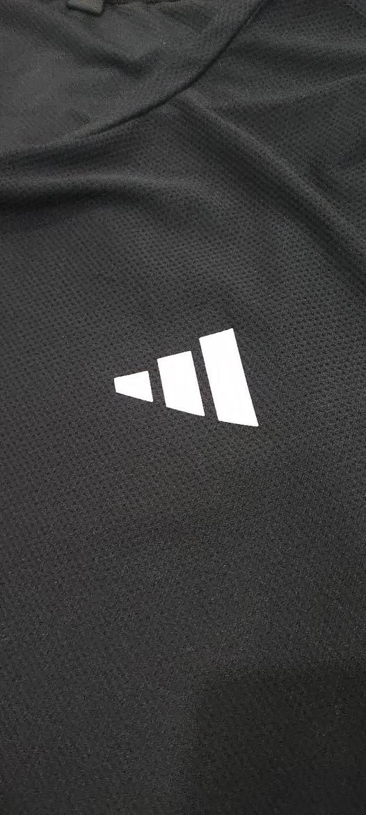 Adidas ✅✅ 
باله اوريجنال 💯💯 
النظافة 💯💯    
S القياس 
50cm عرض الصدر 
68cm الطول 
يتوفر توصيل لجميع محافظات العراق 🚙


**إذا كنت صاحب هذا الإعلان وتريد حذفه لأي سبب، رجاءا أرسل رسالة إلى الدعم الفني**