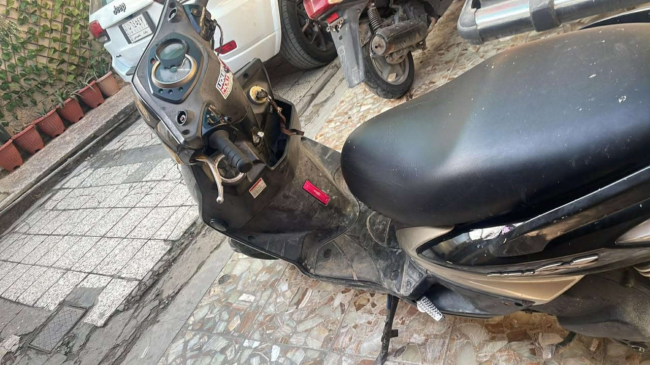 سكنس فحل نوزل  بيه تزويد وياله ذهبي والصفاح لون ذهبي والدشبول  والايت لون ذهبي لونين لون ذهبي طلاعات مكينه خرسة متنسمع وبيه هندر نضيفة كفرات كله ختم واحد ونضيفة نكره بكل وكت وكهربائيات شغاله 
السعر 980 وبيه مجال
صار شهرين من نازله رمبة
العنوان بغداد الشعب  
الهاتف ***********
