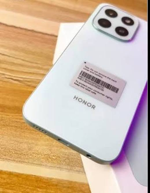 هاتف هونر الذكي Honor X6C بالموصفات:
■ شاشة لمس 6.61 بوصة بدقة رائعة 720×1604
■ خطين 3G/2G/4G NANO SIM
■ معالج #ثماني النواة Mediatek Helio G81 Ultra (12 nm)
■ ذاكرة 6 جيغا بايت
■ تخزين 256 جيغا بايت قابل للتوسيع بكرت ذاكرة 
■ كاميرا ثنائية  50 ميغا بكسيل
■ كاميرا أمامية 5 ميغا بكسيل.
■ قفل على البصمة
■ بطارية 5300 ميلي أمبير لا يمكن للمستخدم فكها
■ نظام أندرويد 15
■ اللون أبيض
مكاني بابل . مركز مدينه
السعر ٢٢٥ وبي مجال قليل مستخدم اقل الاسبوع


**إذا كنت صاحب هذا الإعلان وتريد حذفه لأي سبب، رجاءا أرسل رسالة إلى الدعم الفني**