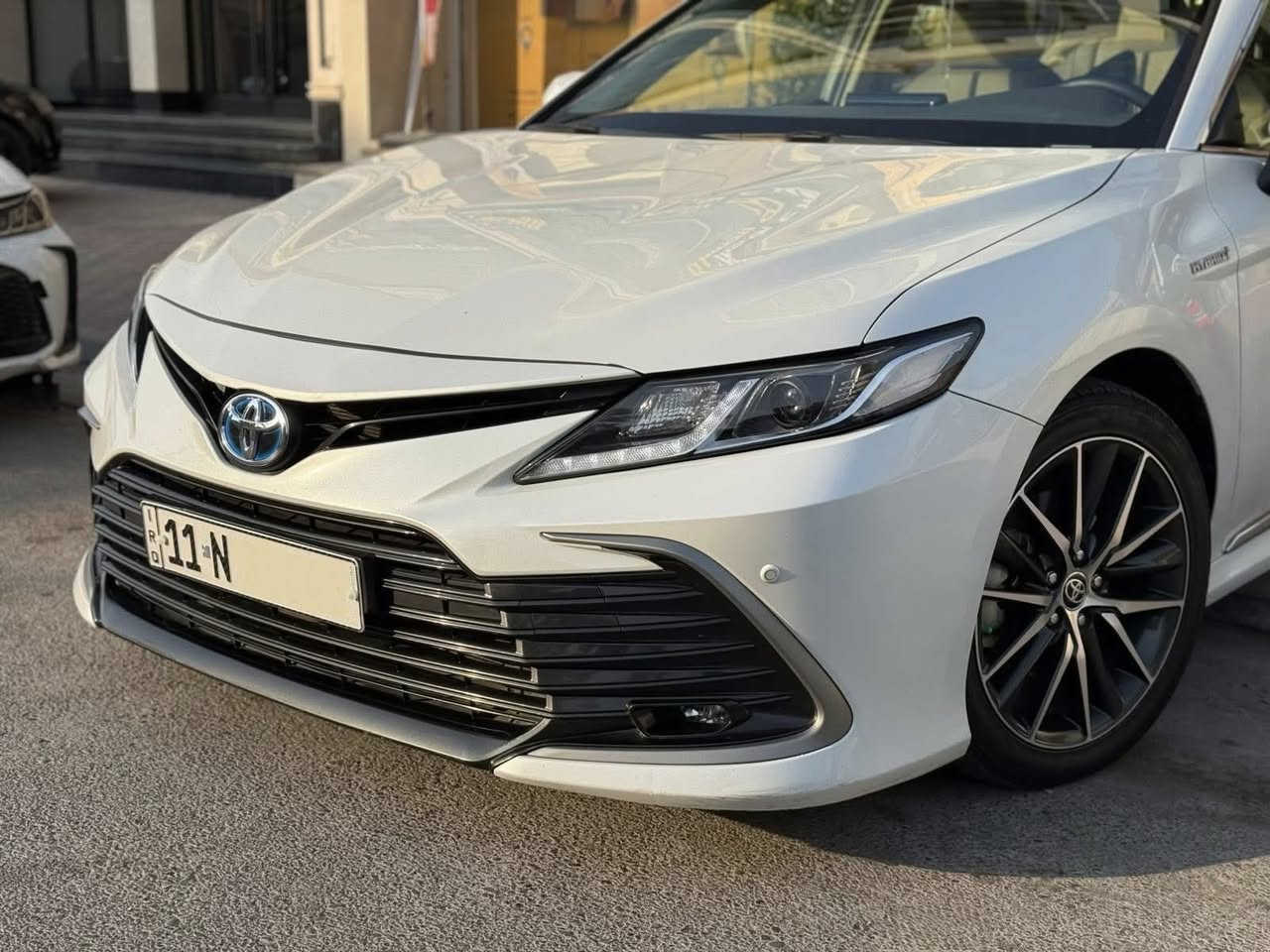 السلام عليكم 
تويوتا كامري 2024 خليجي وكالة عبد اللطيف ع ايد وحدة من الشركة لحد الان 
ماشيه 41 الف كيلو متر سنويه جديده رقم دولي جديد بسمي
فول مواصفات 
-بصمة عدد 2 
- كراسي كهرباء
- كامرا خلفيه 
-حساس امامي وخلفي 
- لد امامي 
-فتحه سقف 
-تبريد بيانو 
-مري شفط 
-اشاير بالمري 
-تحكم ستيراً 
-سايد بريك دكمة 
-اوتو هولد 
-3 انظمة قيادة 
-بردة خلفية
-شاحن واير ليس
-كروس سرعة 
-مري شفط
-ويل كب كروم حجم 18 
-قطعتين تبريد
-شاشة ابل كار بلي
-سبايدر خلفي 
-محرك حجم 2500 هايبرد 
وبعد بيها هواي مواصفات 
السيارة مكفولة كفالة عامة عدة بارد بل باب لخلفي مقدار 10 cm وبيها تكحيل كارت بل باب مال سايق مقدار شبر فقط غيرها كفالة عامة 
📍مكان السيارة بغداد البنوك 
و السعر 💸: 215 ورقة وبيها مجال بسيط 
للاستفسار : ***********
