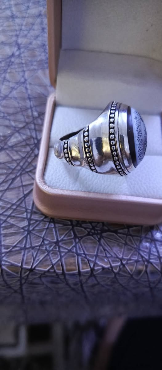 محبس تحفة من الصياغات البحرينية صياغة ثقيلة حجر جزع منقوش( يا حي يا قيوم)+(سورة العصر) من اجمل الخطوط قياس 23+ 24 الإتصال او واتساب ***********
