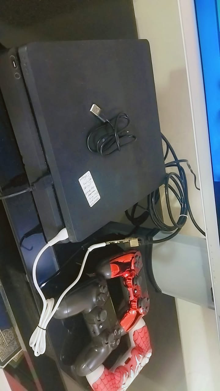 السلام عليكم 
PlayStation 4 slim
للبيع 
بلي فور سلم مهكر 
نظيف لوك الألعاب مبينه بلصوره 
ويا ٣ يدات 
السعر ٢٨٠
