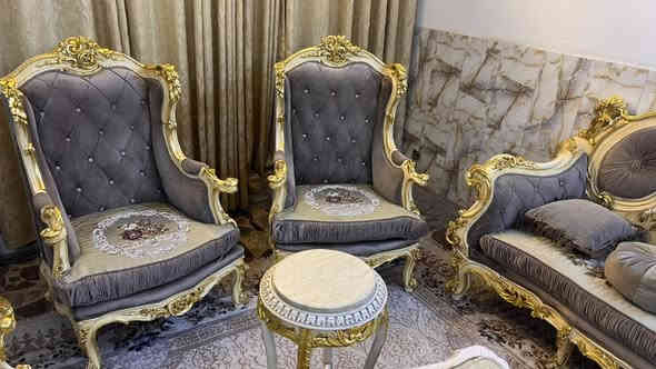 تخم مصري خشب زان مع سيت طبلات مرمر مع فاترينه نظيف جداً السعر مليون و٤٠٠ كل الصاله مكانه المنصور ***********
