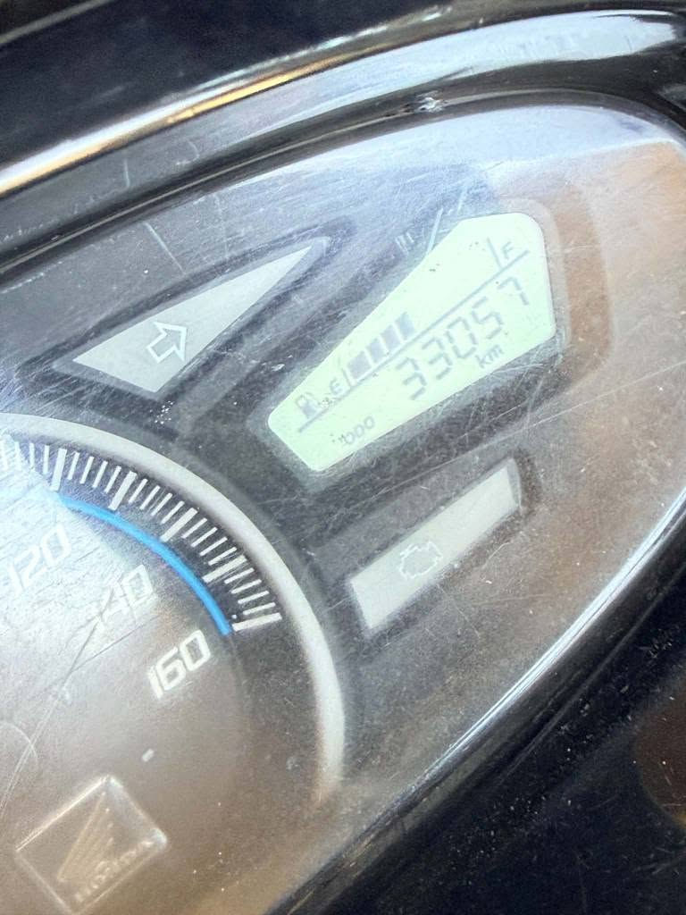 سلام عليكم دراجه PCX للبيع جيل اول ياباني مكينه 150لدراجه نضيفه وناعمه ما مفتوحه نهائياً الدراجه 
ماشيه 33 الف تايرات جددد  كهربائيات كلها شغاله اي نقص مابيها فقط التريشه جهت اليسره و ال 7 الي بالبجم 
الدراجه نوزل واني مداريها مشيها كله ع محسن 
سعرها مليون 
مكاني بغداد بلغزاليه 
واي استفسار هذا رقمي *********** بغداد, العراق
