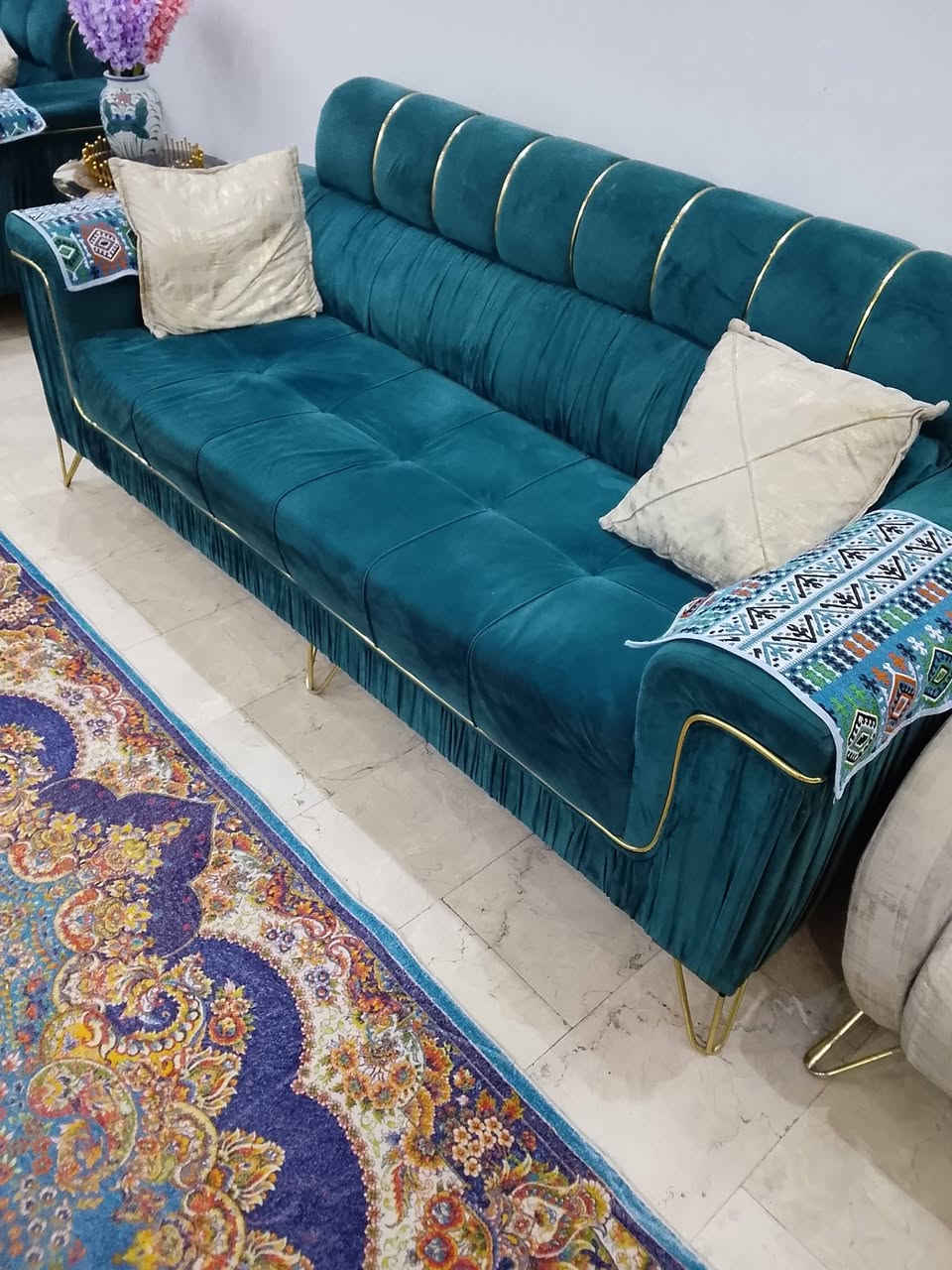 السلام عليكم متاح تخم ١٣ مقعد التخم جداً نظيف بي كرسي واحد محروك بجمر نركيله جديد 

 بس رجلي تتعوج التخم يرادلة شغل بسيط ويرجع جداً ممتاز سبب البيع صغير وأريد اغير + وياه منادر ومفارش مكاني بغداد الكمالية شارع البدالة رايدة ب٣٥٠ للاستفسار الاتصال على الرقم او واتس اب ***********
