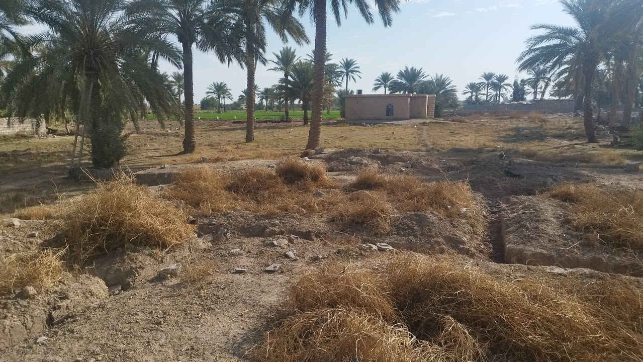 ارض 3 دونم طابو صرف في قريه العناز.. شارع العام ع بعد 200متر... جامع ومستوصف بيطري ع غرب 50 متر... داخل الارض اساس بيت مساحه 300متر... 0783 553 4922
